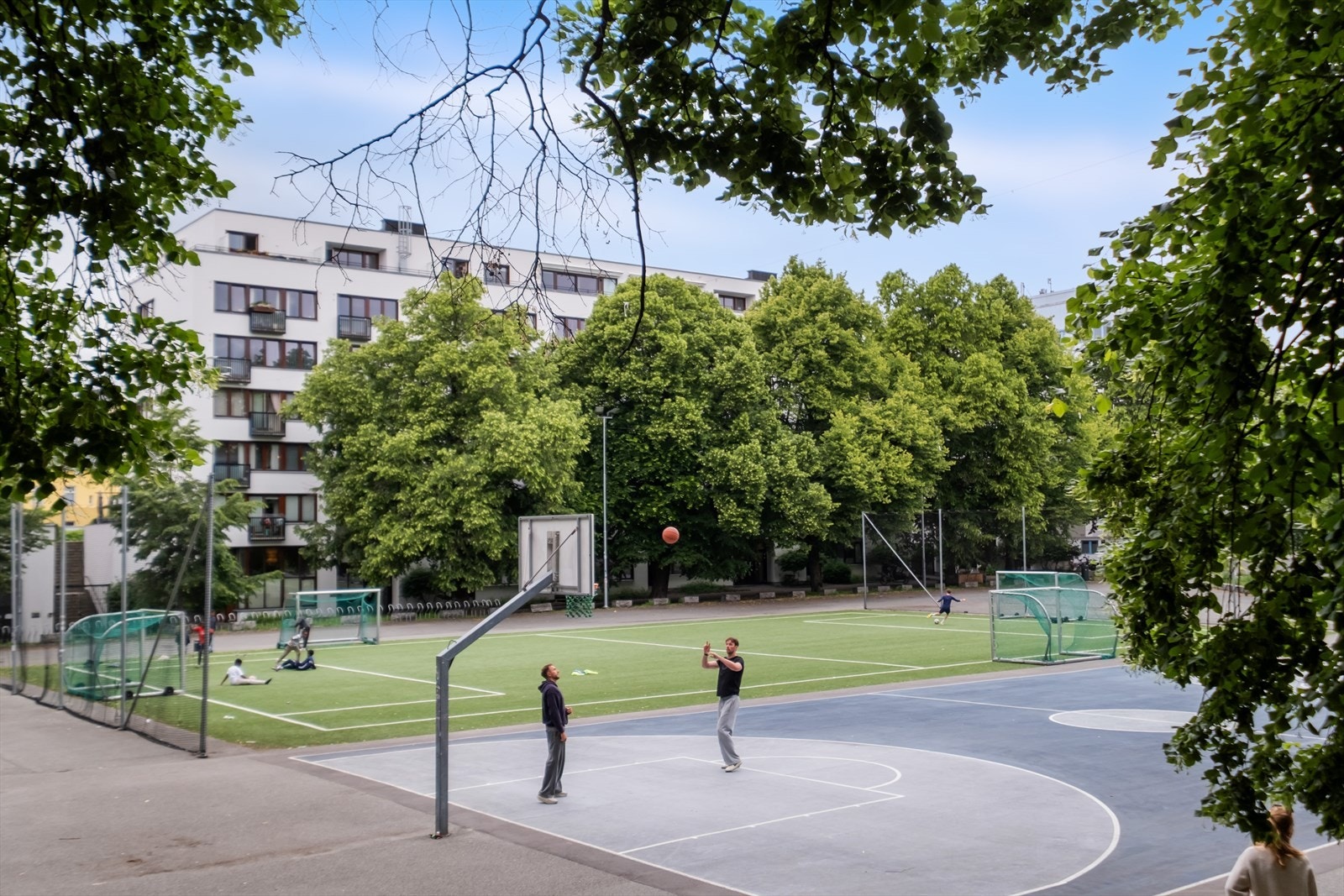 Nærområdet byr på både fotballbane og basketballbane, samt flere hyggelige parker hvor du kan nyte lange sommerdager med piknik og soling. Galleribilde