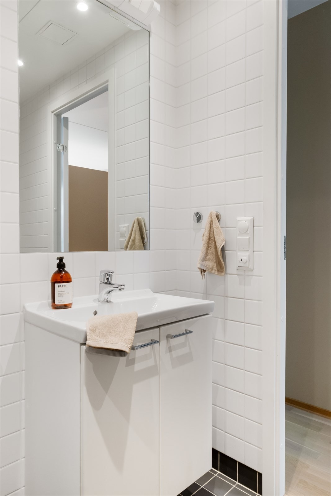 Elektriske varmekabler i gulvet bidrar til god komfort i hverdagen. Badet har også opplegg for vaskemaskin. Galleribilde