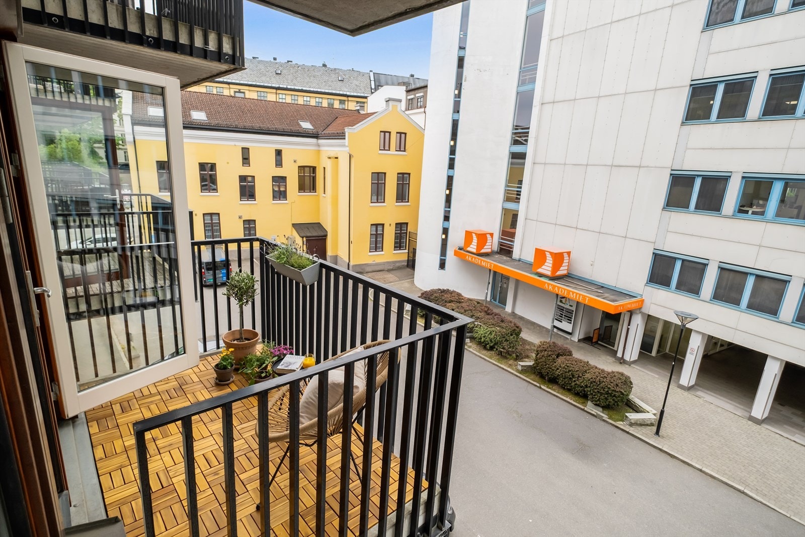 Balkongen har god plass til sittegruppe og beplantning. Galleribilde