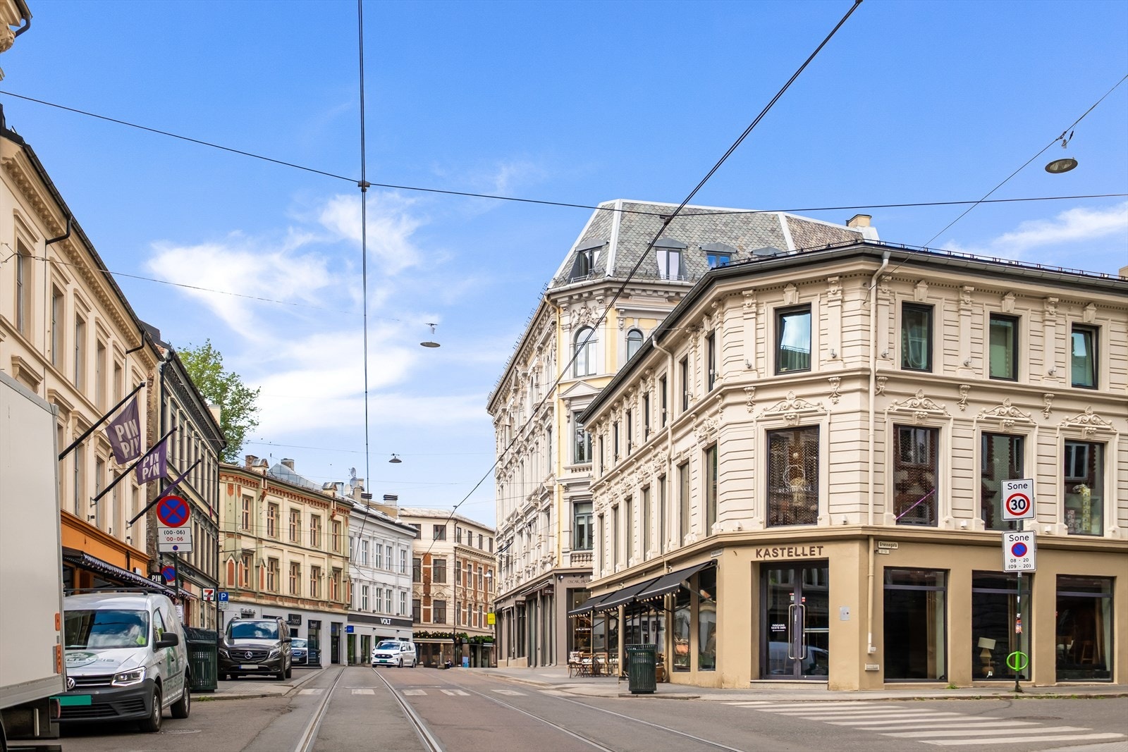 Umiddelbar nærhet til Hegdehaugsveien og Bogstadveien med alt av shopping, caféer, restauranter og offentlig kommunikasjon. Galleribilde