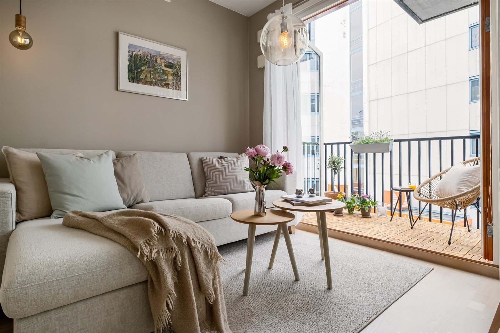 Stuen har god plass til en sofa med stuebord. Gulvet i leiligheten ble slipt og overflatebehandlet i juni 2026. Galleribilde
