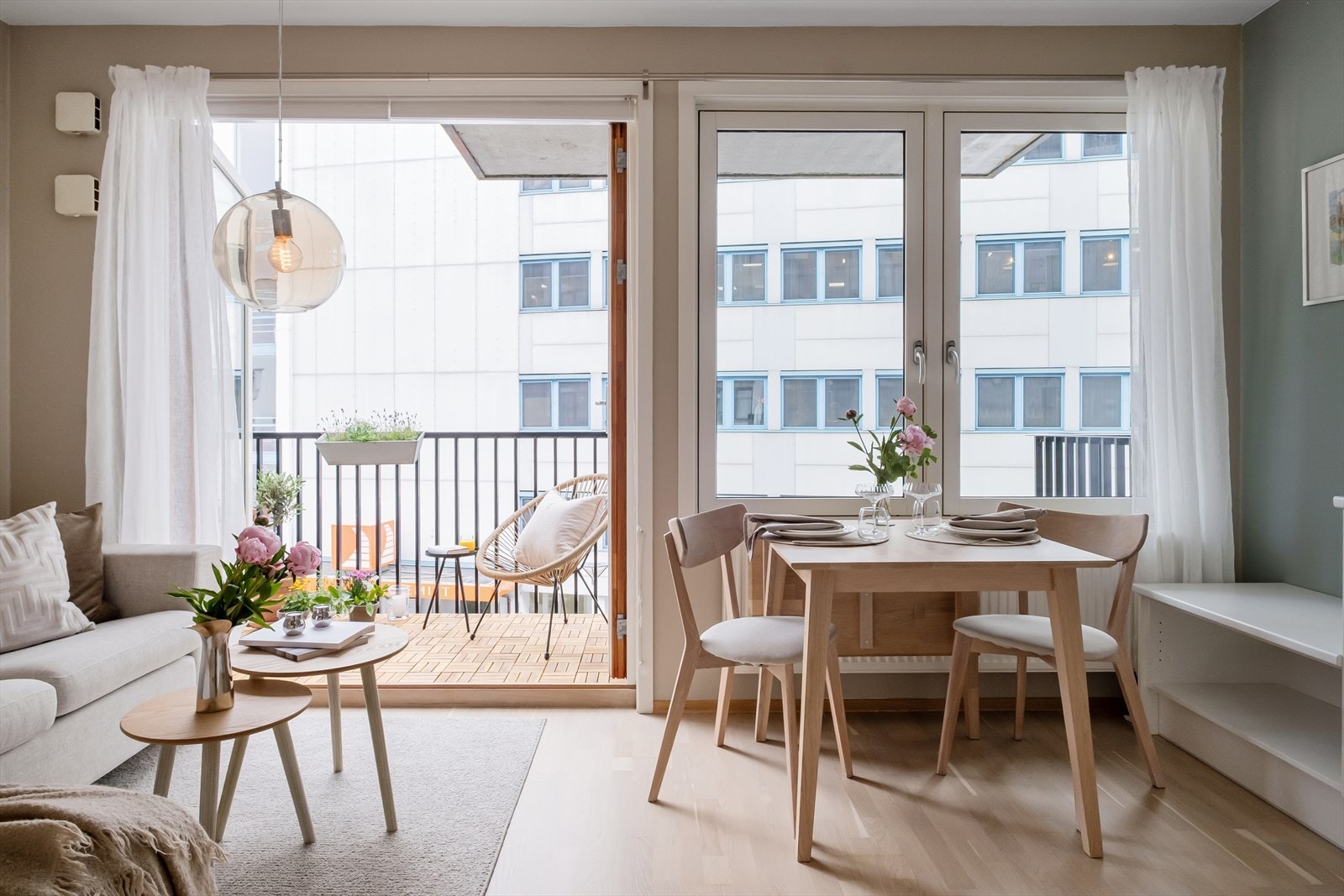 Stuen fremstår lys og innbydende, med store vindusflater som gir godt med naturlig lys og en luftig romfølelse. Galleribilde