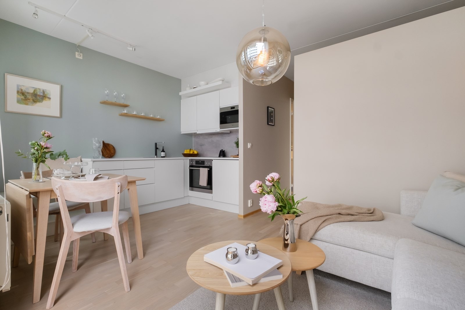 Den åpne løsningen mot kjøkkenet gir en sosial og arealeffektiv planløsning, hvor det er enkelt å innrede med både spiseplass og sittegruppe. Galleribilde
