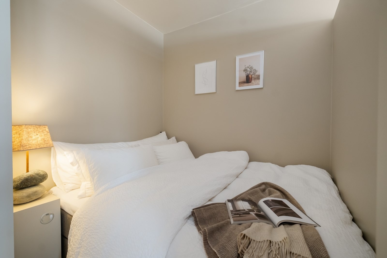 Her er det plass til seng og nattbord og sonen fremstår lun og behagelig. Galleribilde