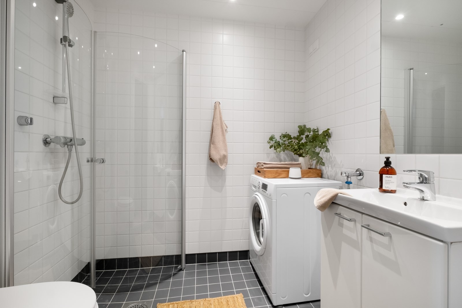 Badet fremstår lyst og pent med flislagte overflater på vegger og gulv, samt malt himling. Galleribilde
