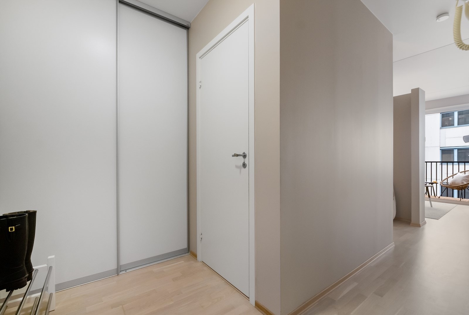 Den store skyvedørsgarderoben gir rikelig med oppbevaringsplass og bidrar til å holde entréen ryddig og funksjonell. Galleribilde