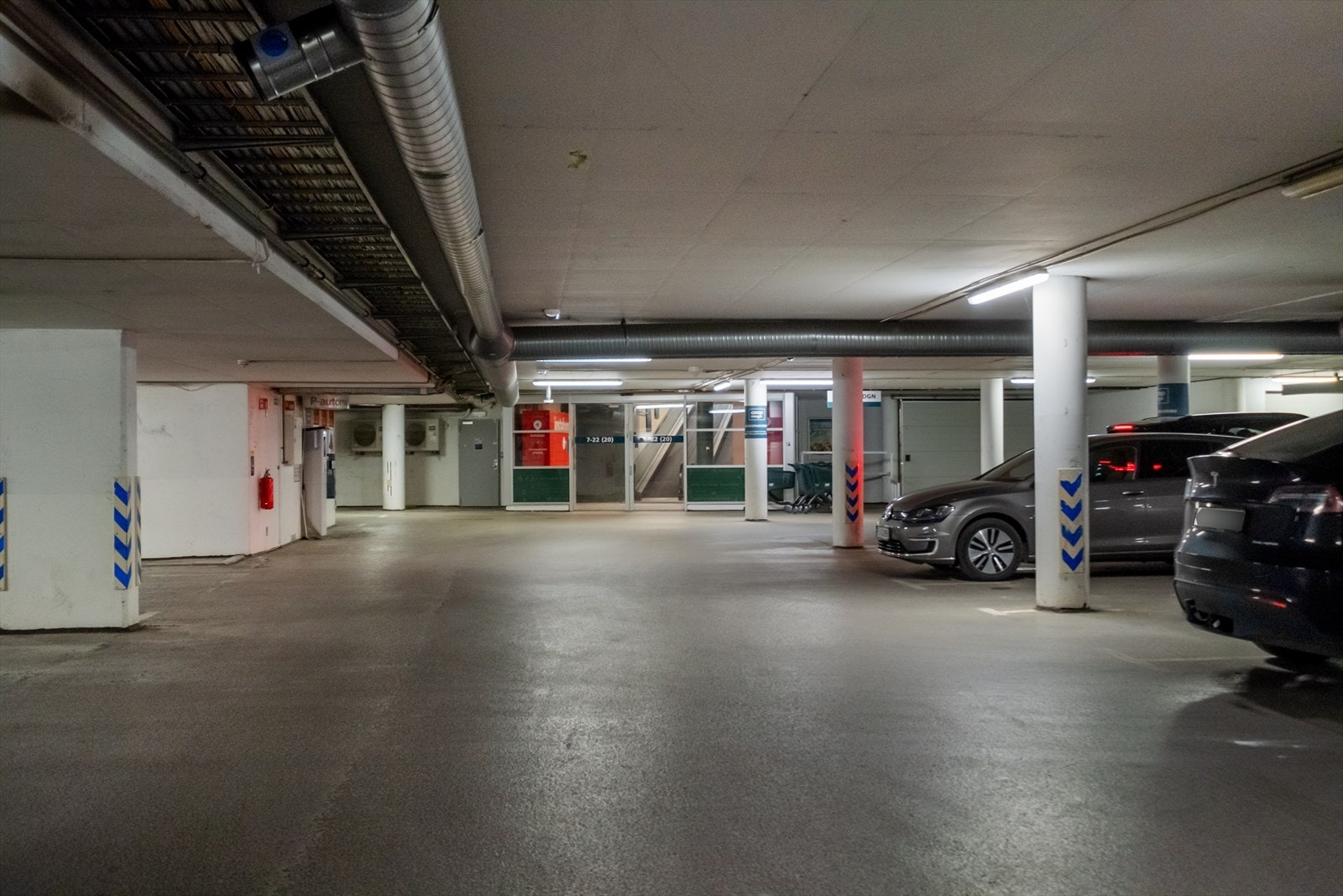 Det er tidvis muligheter for kjøp eller leie av garasjeplass i felles lukker garasjeanlegg. Galleribilde