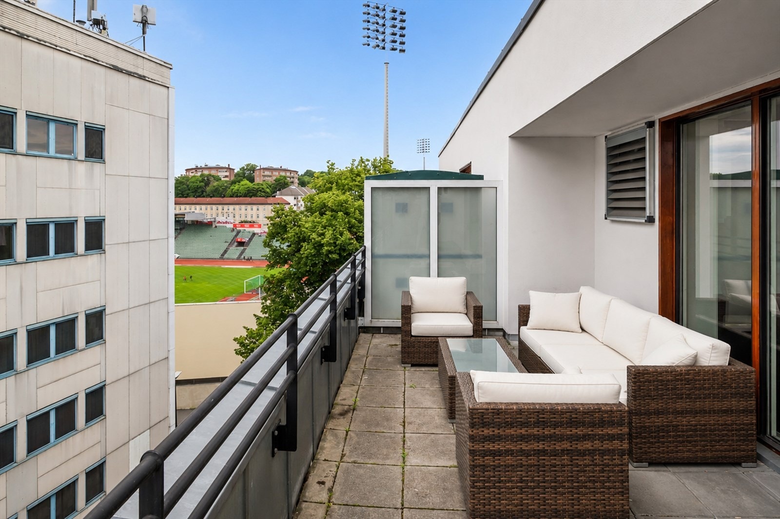 Sameiet har en flott felles takterrasse med hyggelige sittegrupper og utsikt til Bislett Stadion. Bildet redigert av KI. Galleribilde