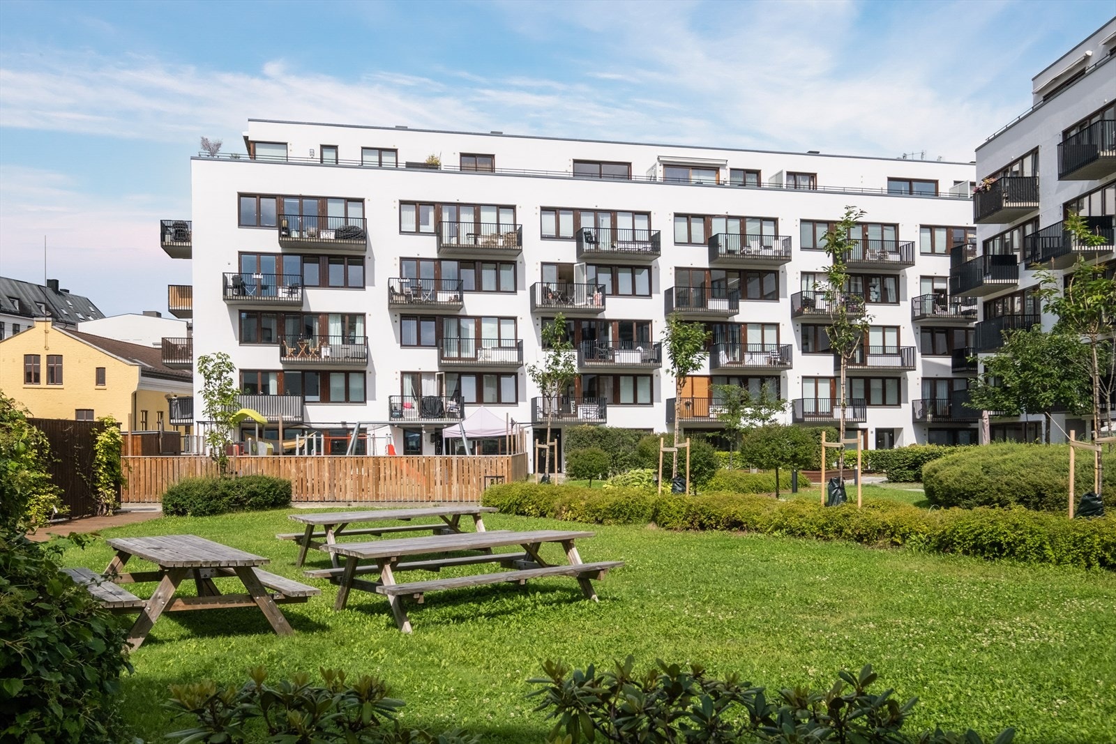 Bakgården er som en grønn oase midt i byen. Galleribilde