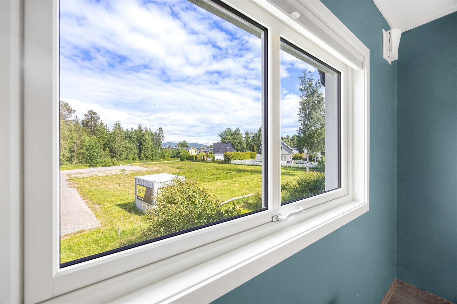 Vinduet på rommet er fra 2024. Galleribilde