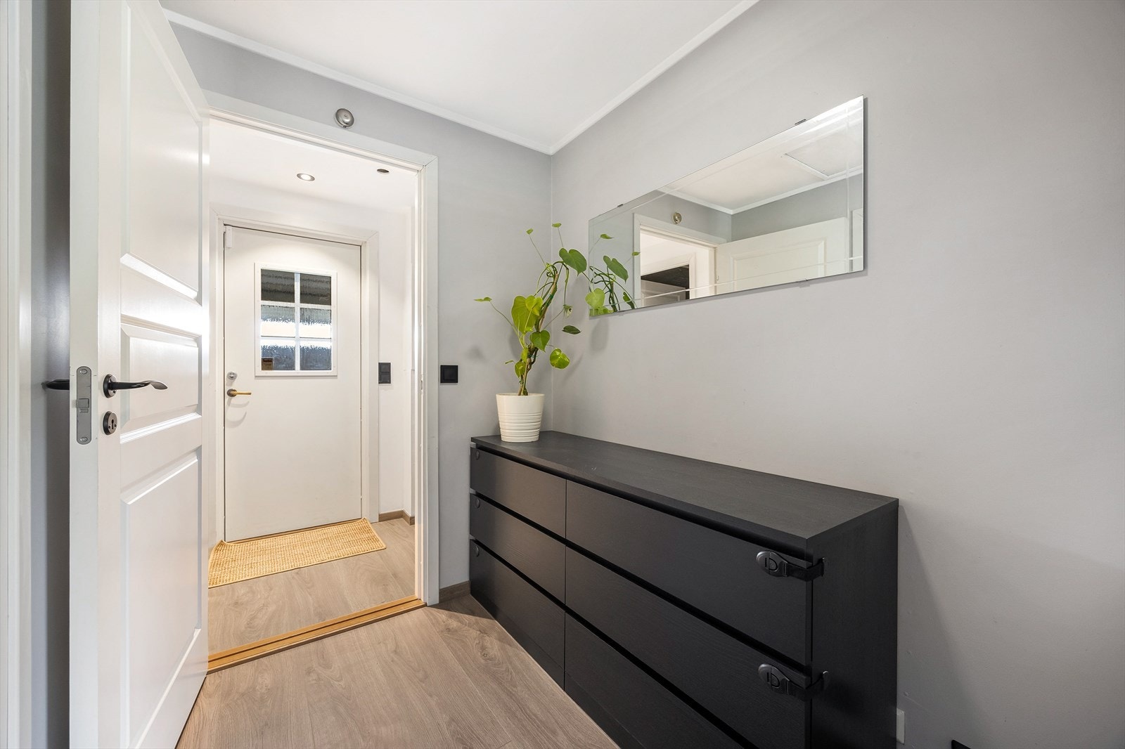 Inne i entréen er det god plass til skoskap og oppheng av yttertøy. Galleribilde