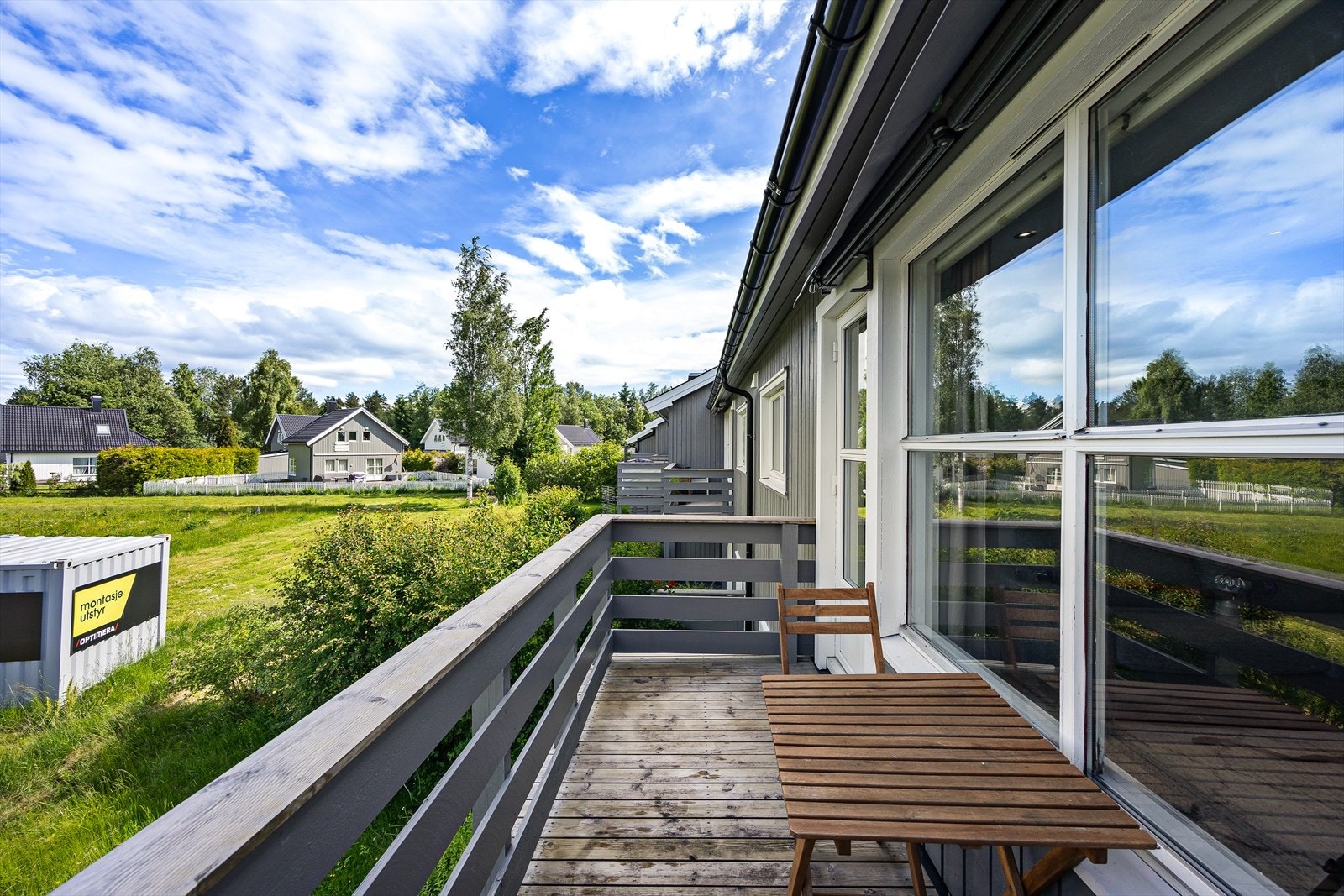 Fra stuen er det utgang til en veranda på 5 m² i trekonstruksjon. Galleribilde
