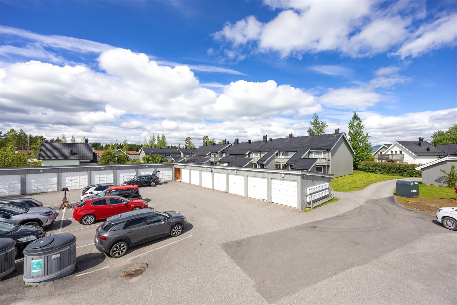 Borettslaget har 1 stk ladestolpe på parkeringsplassen med plass til 4 stk ladere. Galleribilde