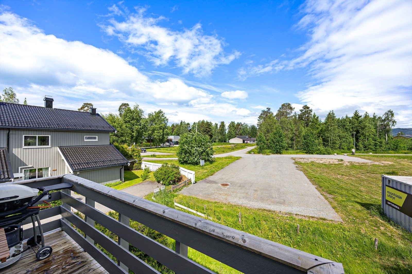Verandaen har plass til en liten sittegruppe og grill. Galleribilde