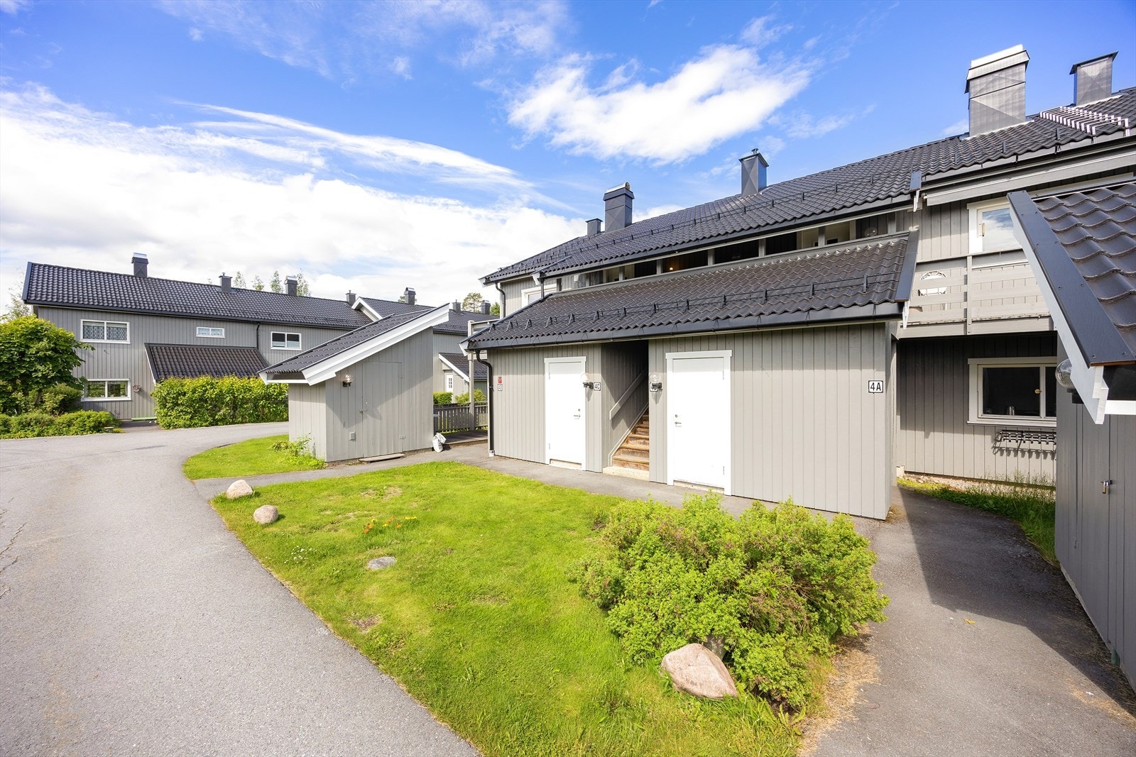 En ekstern bod i eget bygg gir rikelig med lagringsplass. Galleribilde