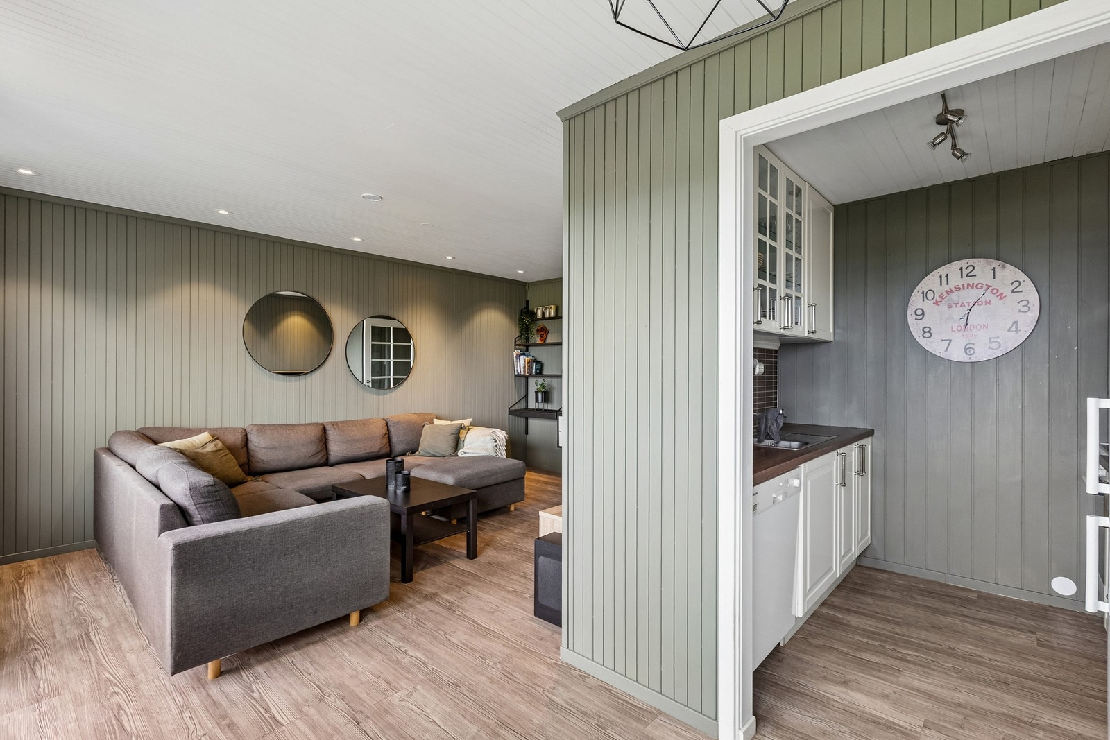 Romslig stue med spotter i tak og moderne fargevalg. Galleribilde