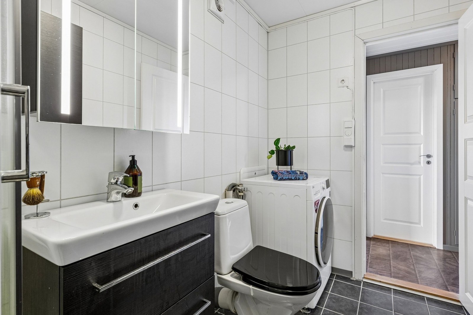 Bad med varmekabler i gulv og opplegg for vaskemaskin. Galleribilde