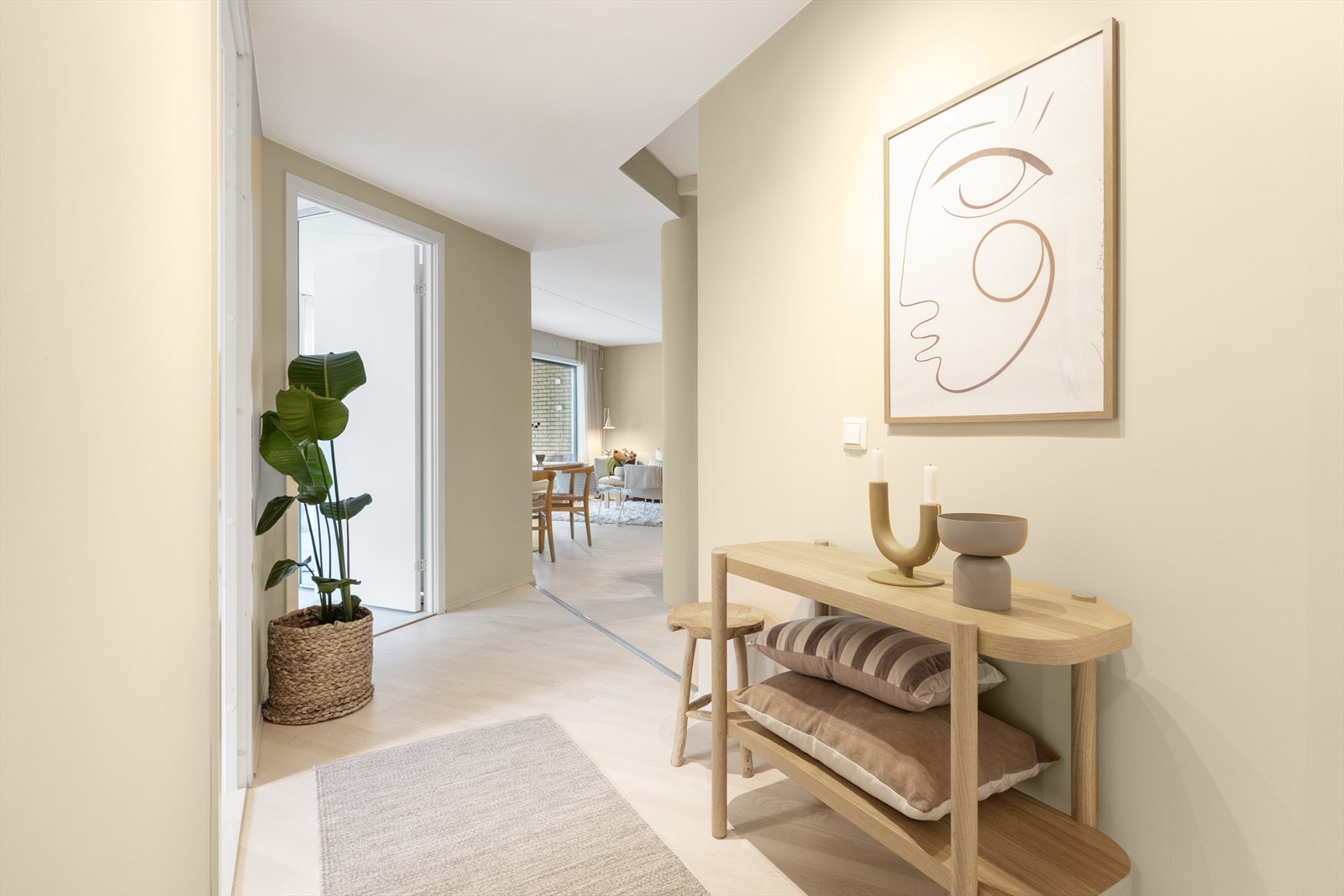 Gang med god plass til klesavheng/garderobe Galleribilde
