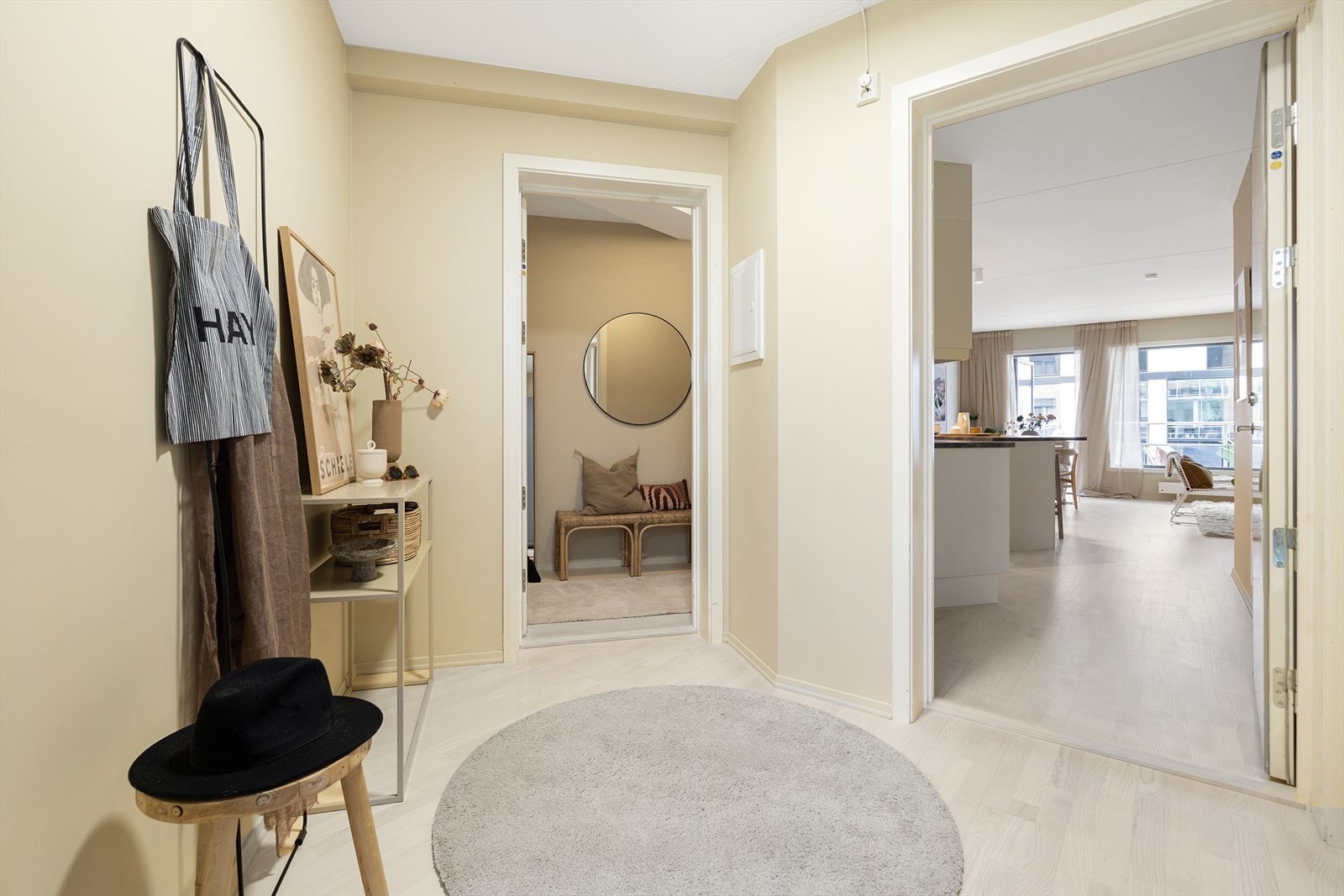 Fra entré mot innvendig bod. Galleribilde