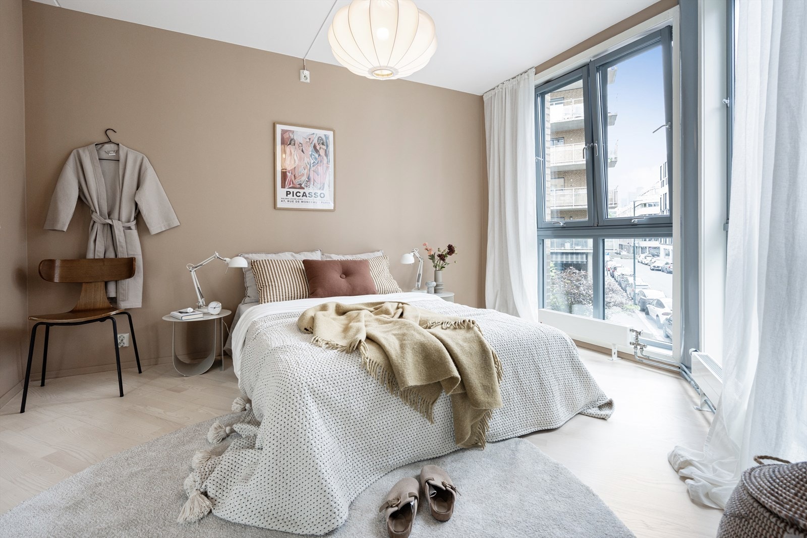 Stort hovedsoverom med god plass til dobbeltseng og garderobeplass Galleribilde