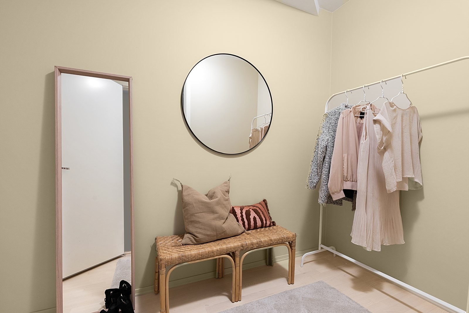 Romslig innvendig bod i forbindelse med entré - Har kan du lage stor garderobe Galleribilde