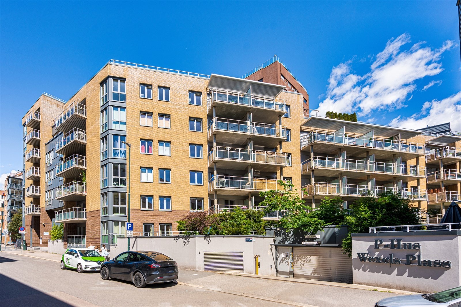 Moderne sameie fra 2007 med parkering i kjeller Galleribilde