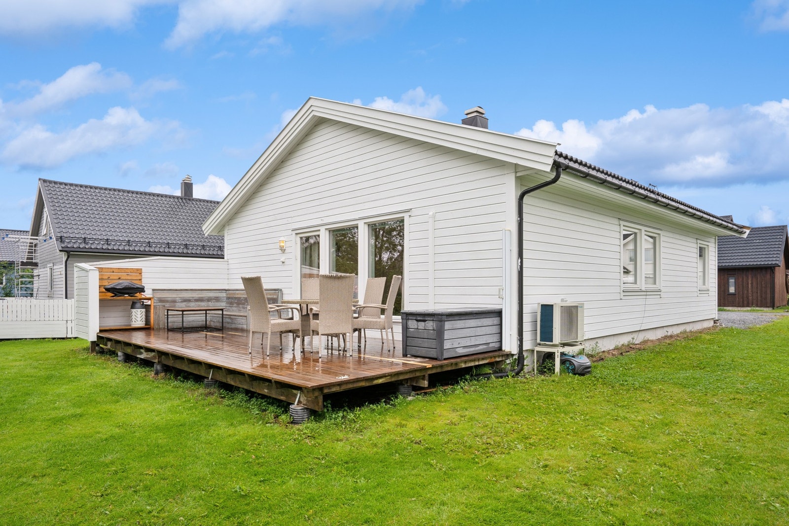 Fra stuen er det direkte utgang til en romslig terrasse på til sammen 30 m². Galleribilde