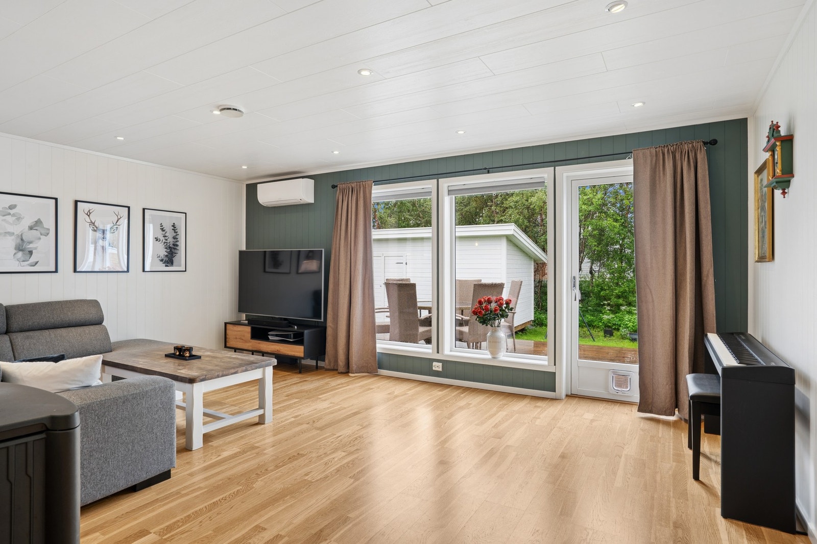Store vindusflater med 2-lags glass gir godt med lys i stuen. Galleribilde