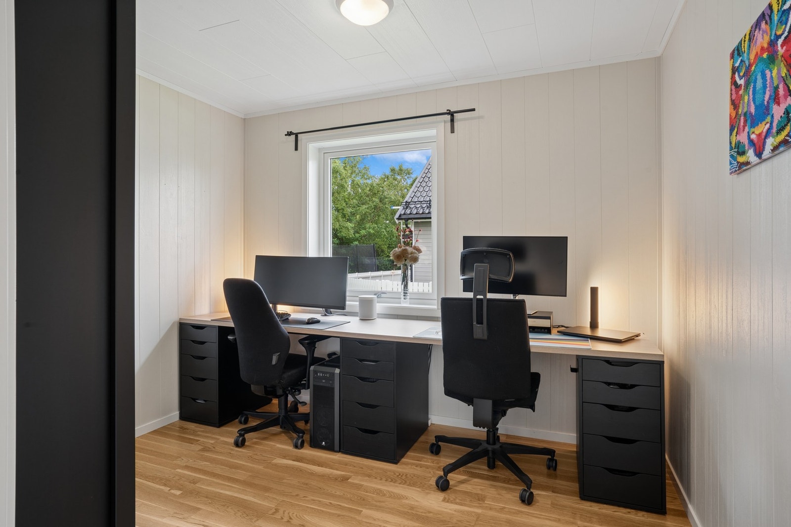 Det tredje soverommet er i dag innredet som et romslig hjemmekontor. Galleribilde