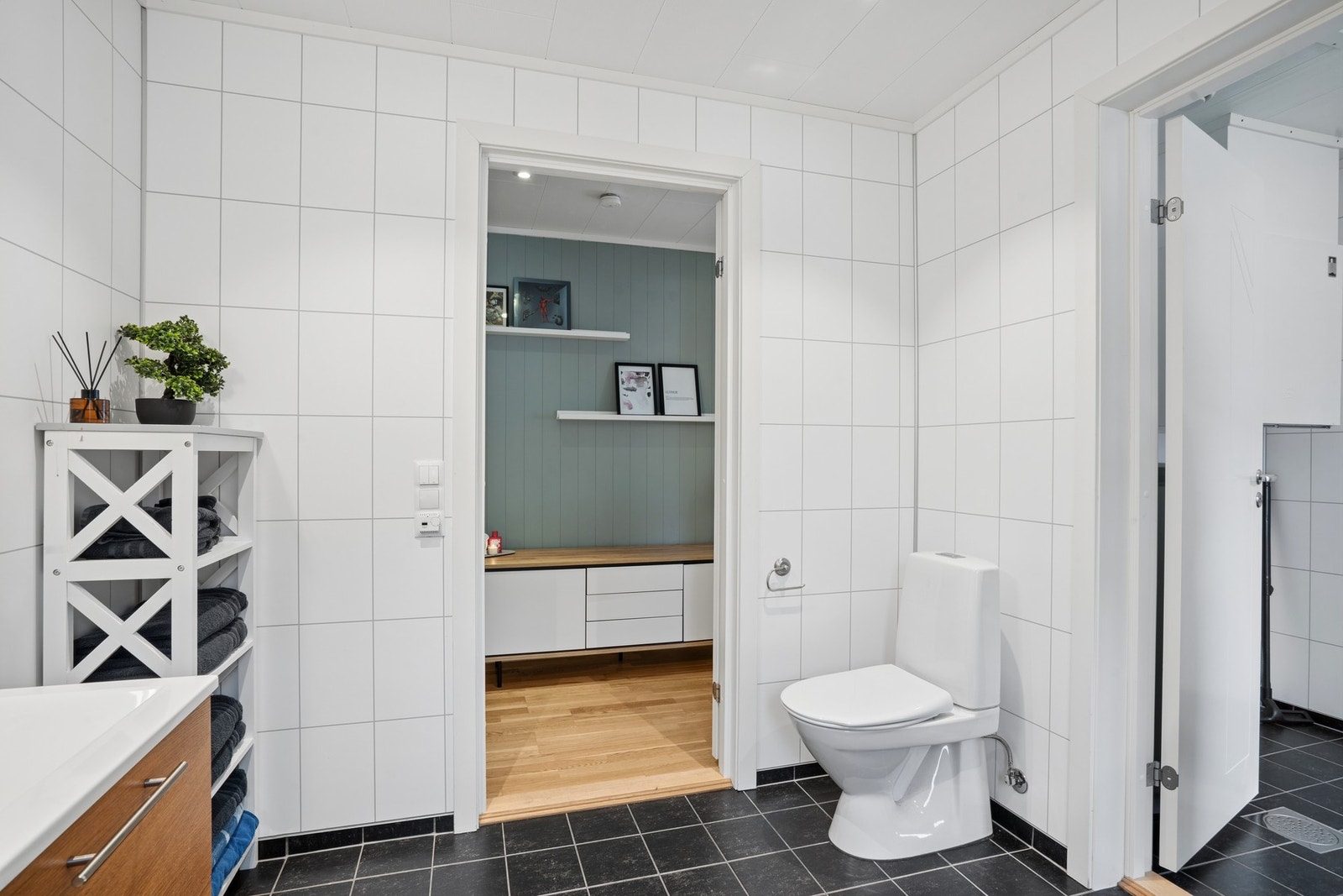 Fra badet er det inngang til et separat vaskerom. Galleribilde