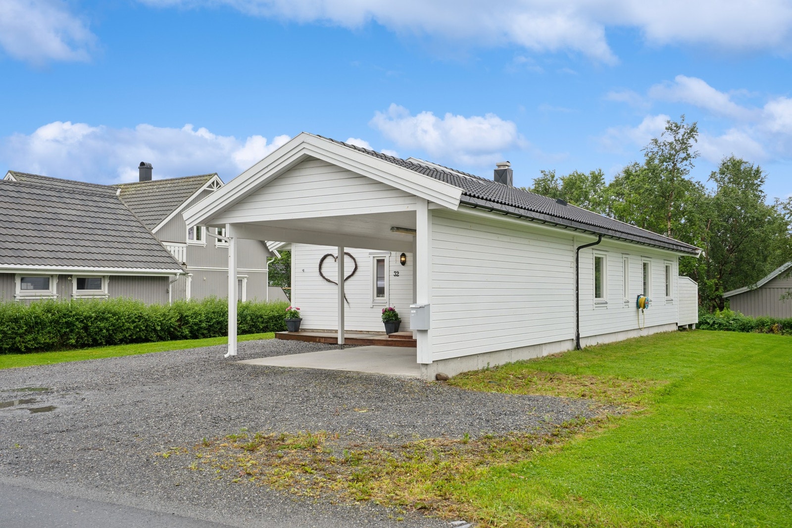 Carporten er utstyrt med elbillader, montert i 2020. Galleribilde