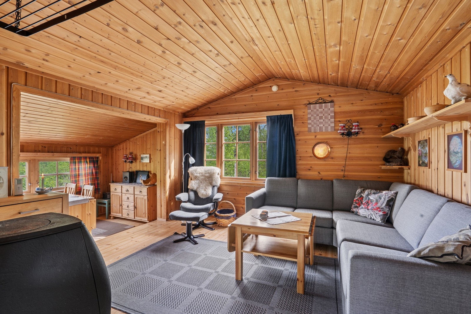 Hyttas stue er rommelig og luftig. Galleribilde