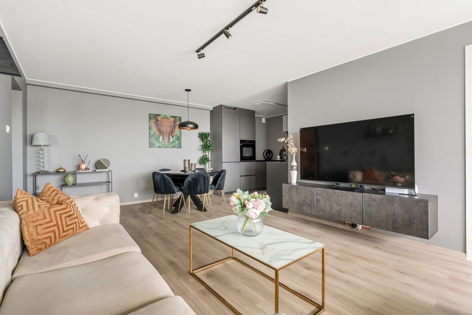 God plass til både sofagruppe og spisebord. Galleribilde