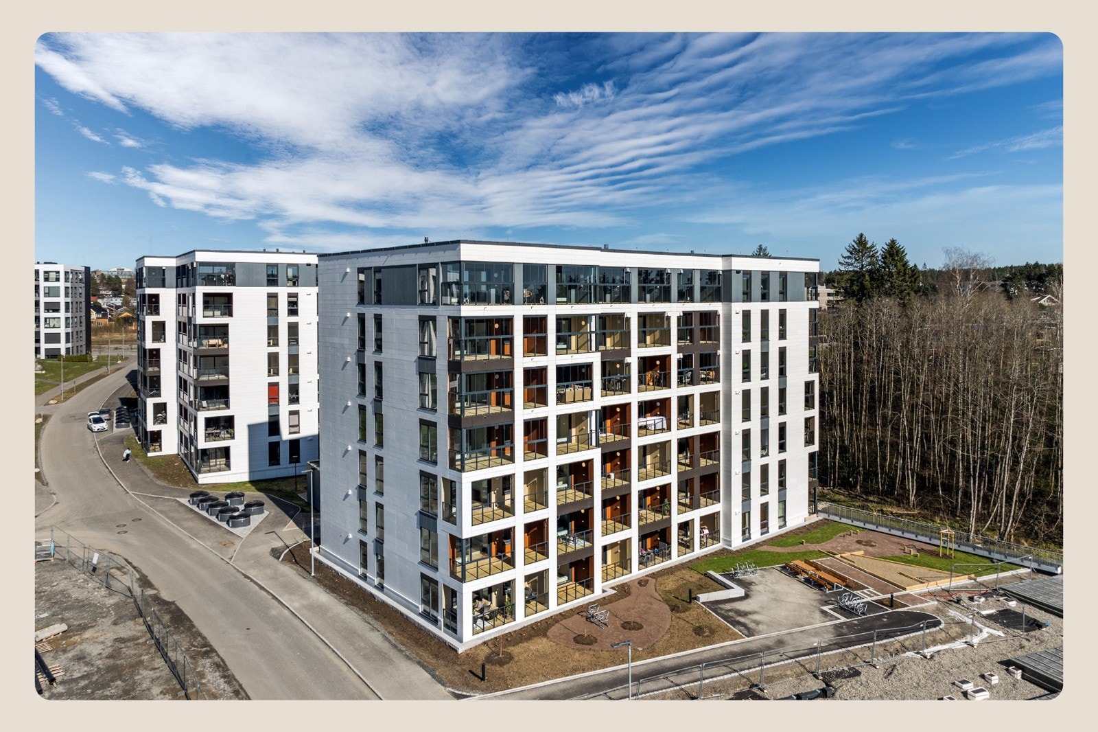 Bygg M har en god internbeliggenhet på feltet, mot skogen. Galleribilde