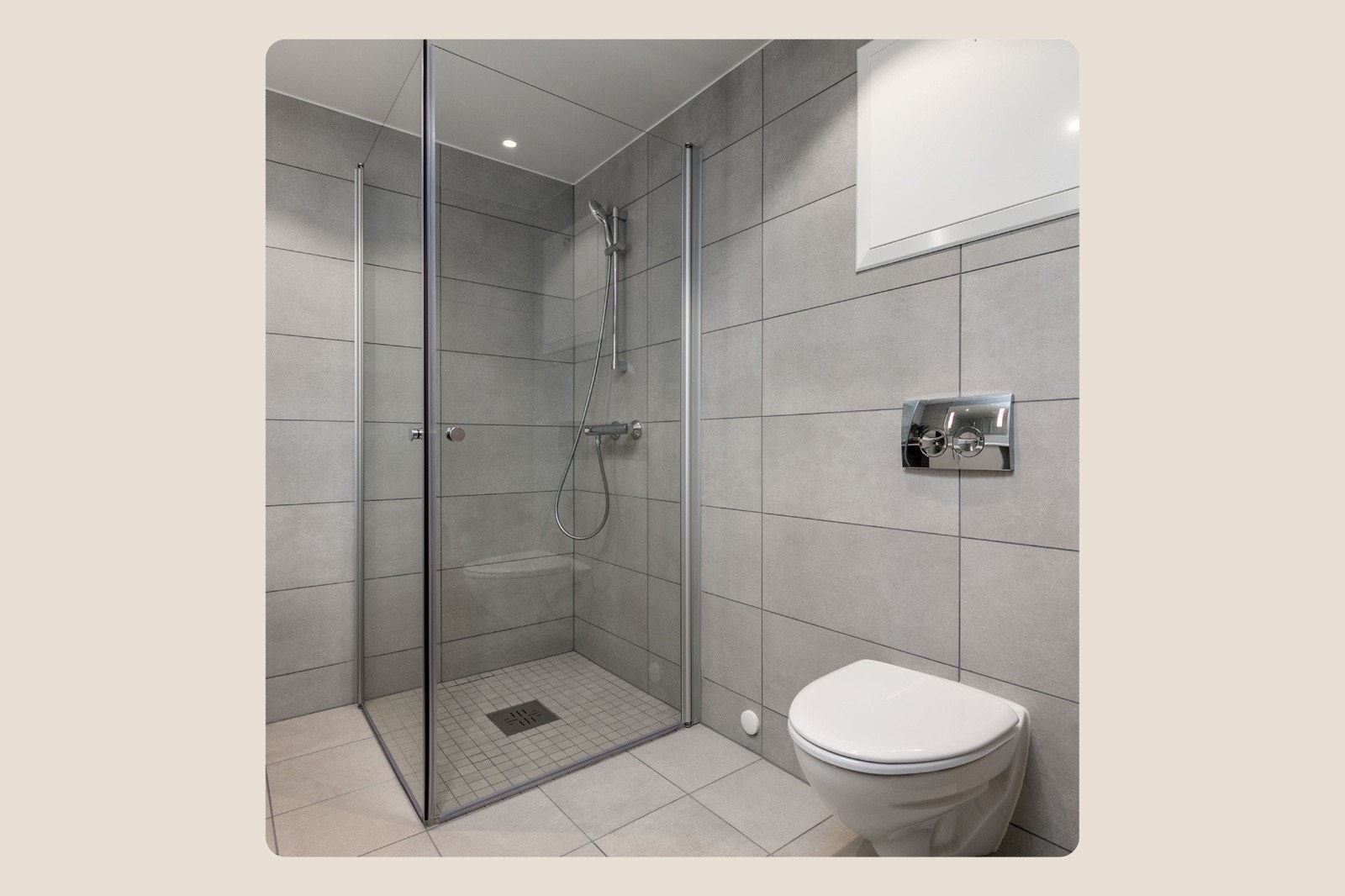 Badet har vegghengt toalett med innbygget sisterne, servant med skapinnredning samt speil med belysning. Galleribilde