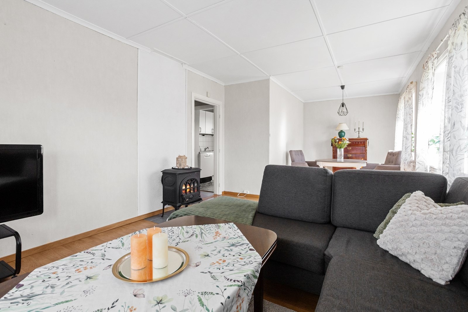 Stuen er romslig og har plass til både sofagruppe og en egen spisedel. Galleribilde