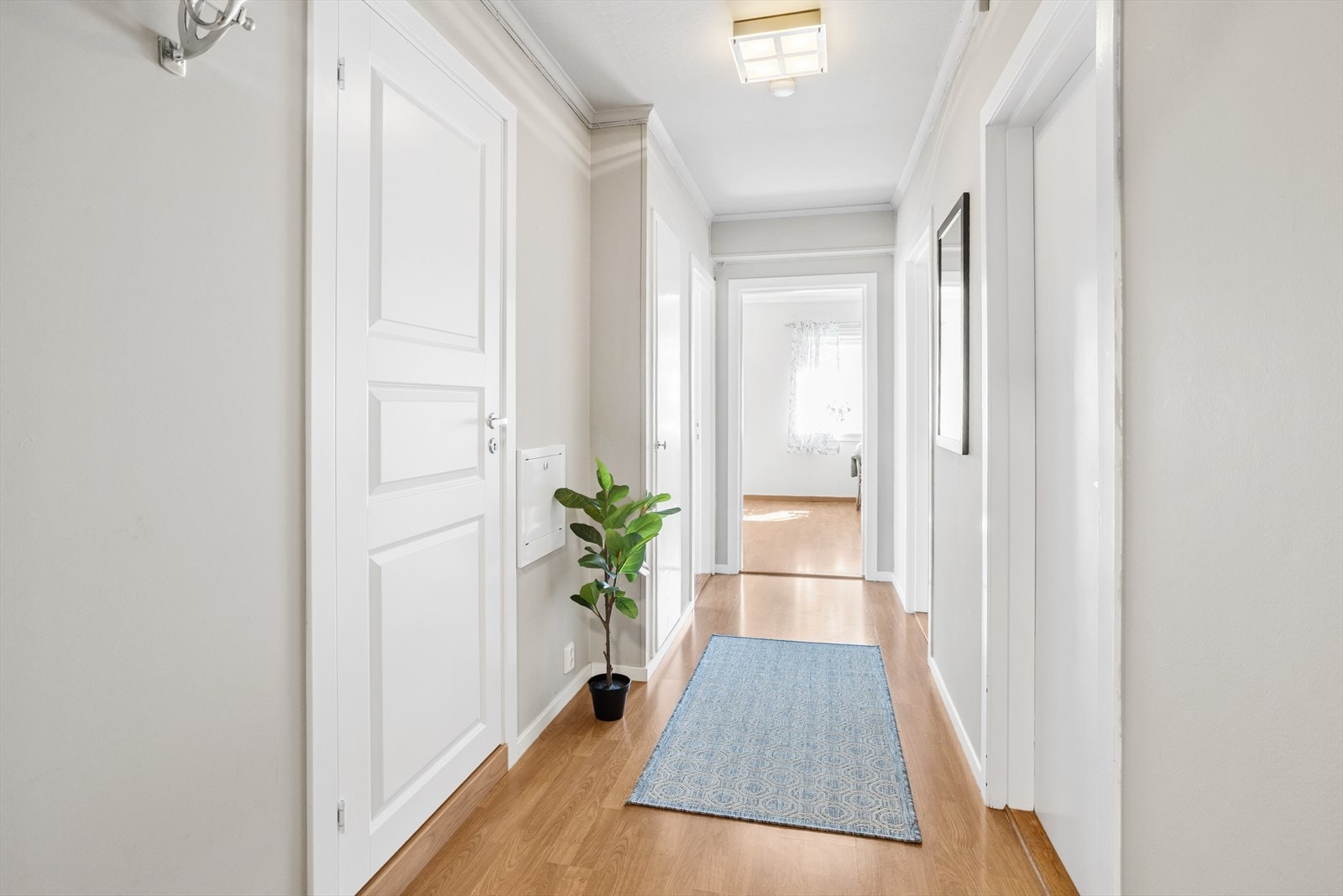 Entréen har et praktisk, innebygget garderobeskap. Galleribilde