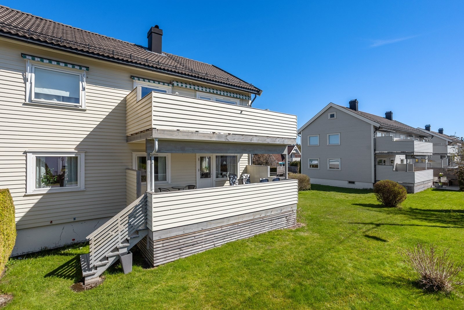 Fasaden har liggende trekledning, og taket er tekket med betongtakstein. Galleribilde
