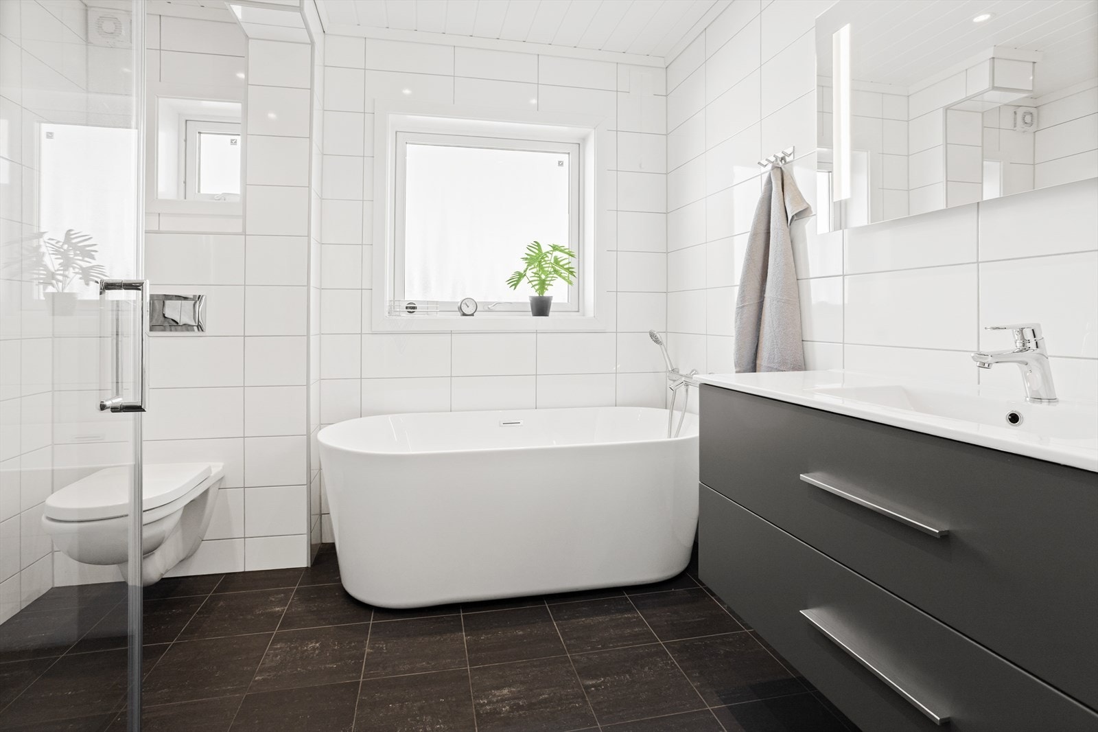 Badet ble fullstendig rehabilitert i 2022 og er innredet med både badekar og dusjnisje. Galleribilde