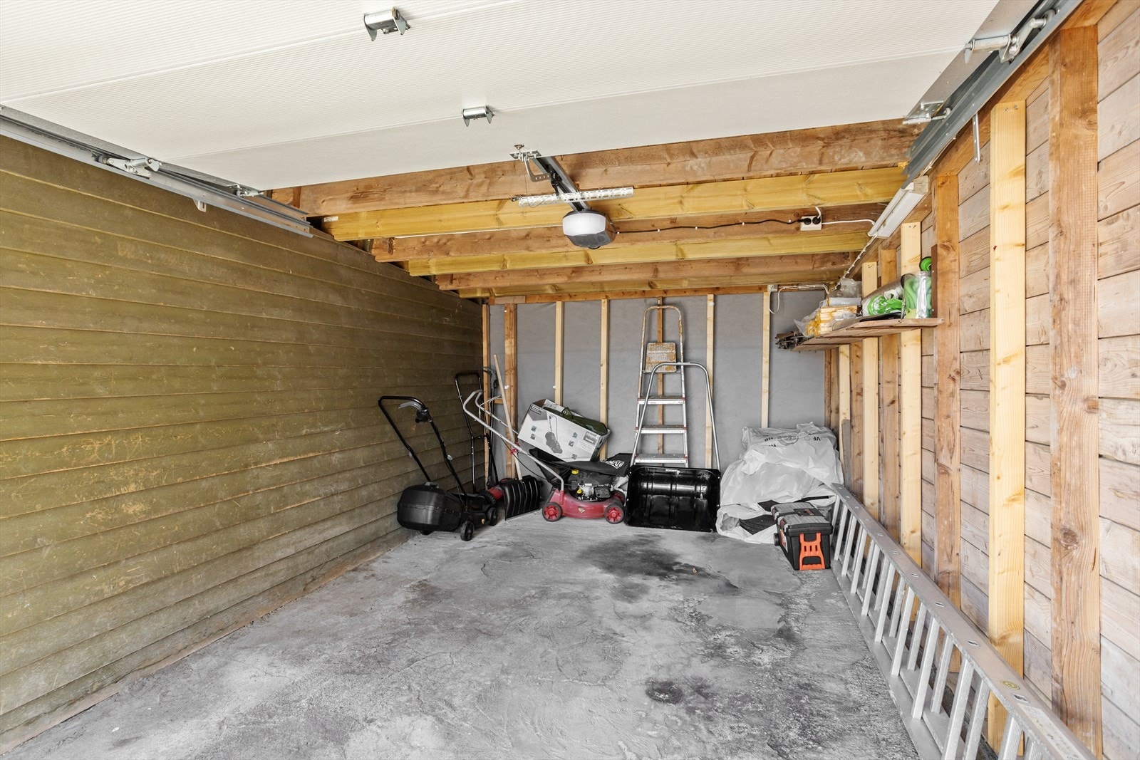 Garasjen har motorisert leddport og er fundamentert på støpt plate. Galleribilde