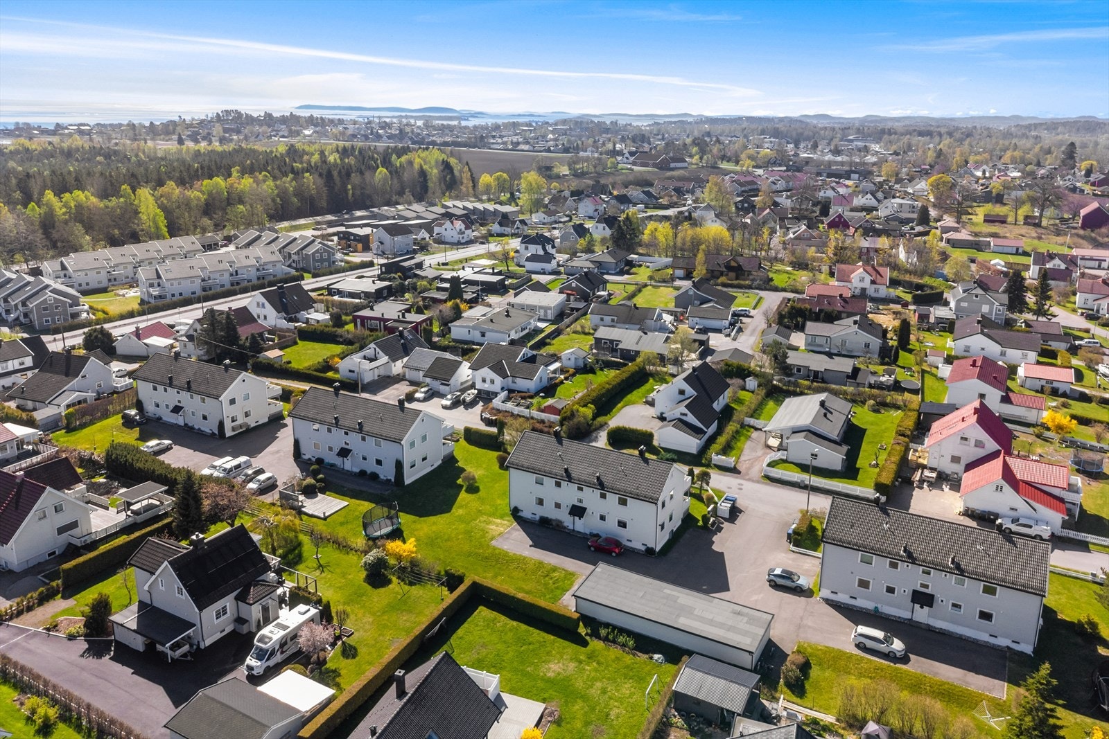 Et rolig og veletablert boligområde med gangavstand til skoler, barnehager og offentlig kommunikasjon. Galleribilde