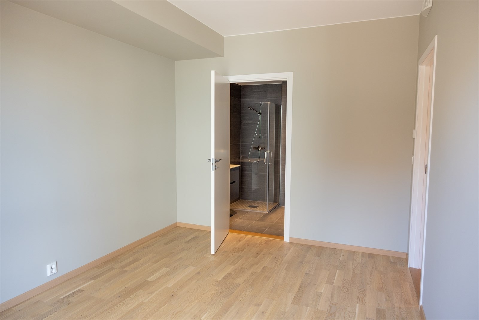 Hovedsoverom med rolig atmosfære, god plass til dobbeltseng og praktisk adkomst til tilstøtende bad. Galleribilde
