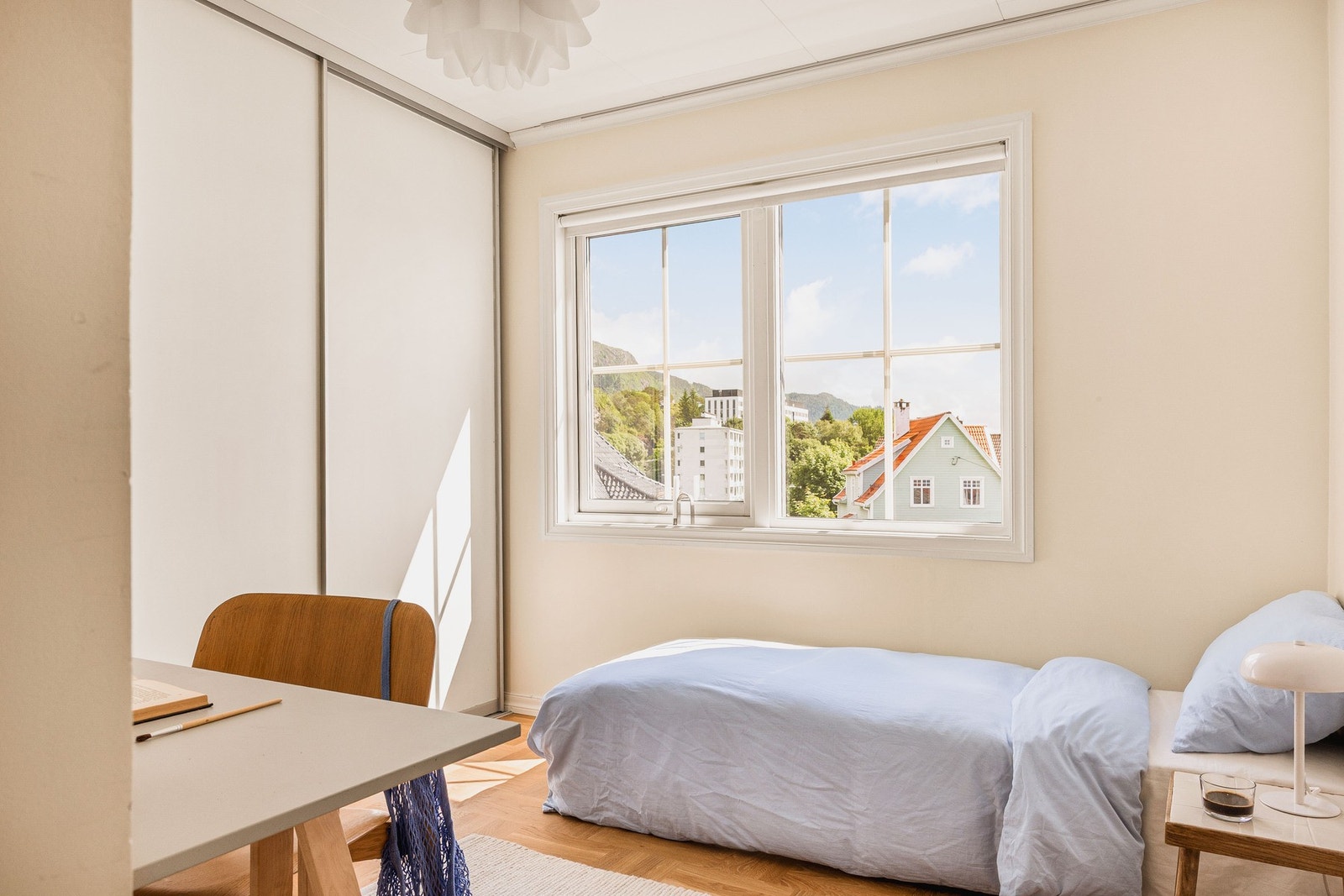 Det andre soverommet passer godt som barnerom, gjesterom eller hjemmekontor. Galleribilde