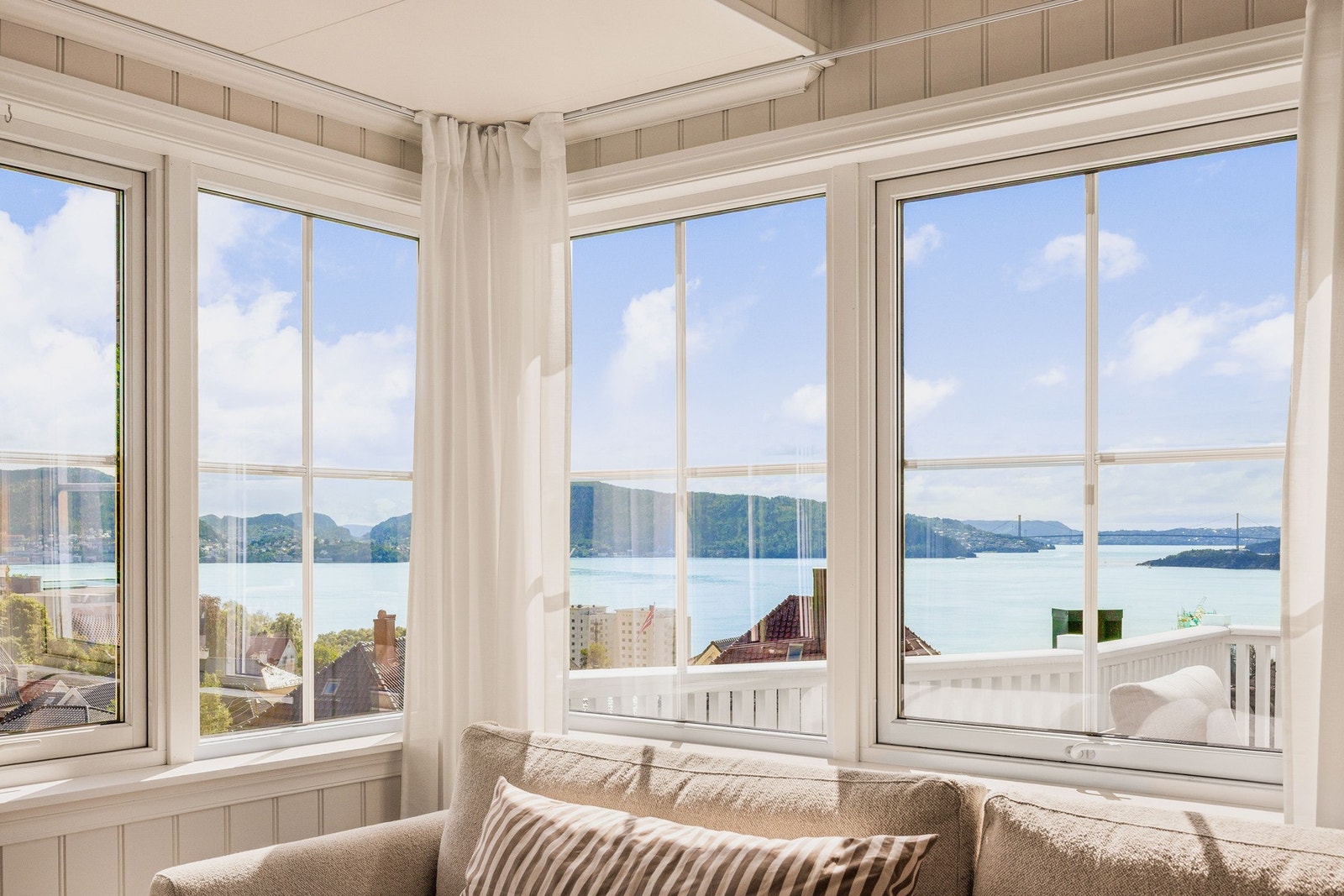 Store vindusflater slipper inn rikelig med dagslys og rammer inn den flotte utsikten mot Askøy og innseilingen til Bergen. Galleribilde