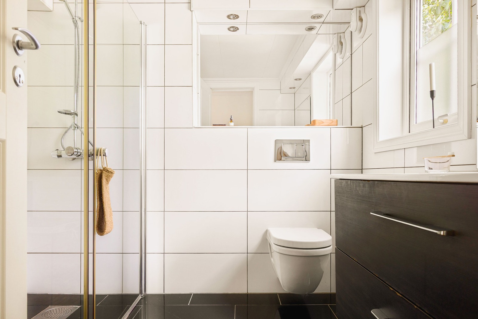 Badet ligger med tilkomst fra gangen og er helfliset med varmekabler i gulvet. Galleribilde