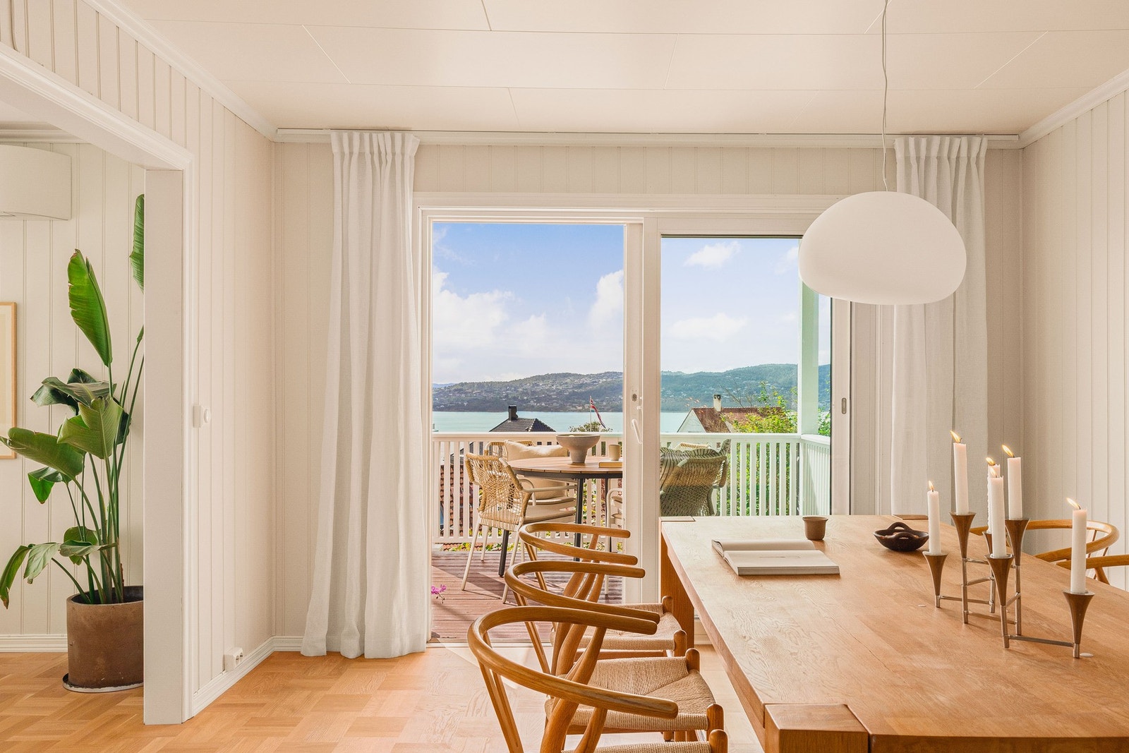 Fra spiseplassen er det utgang til den flotte vestvendte terrassen på ca. 20 kvm. Galleribilde