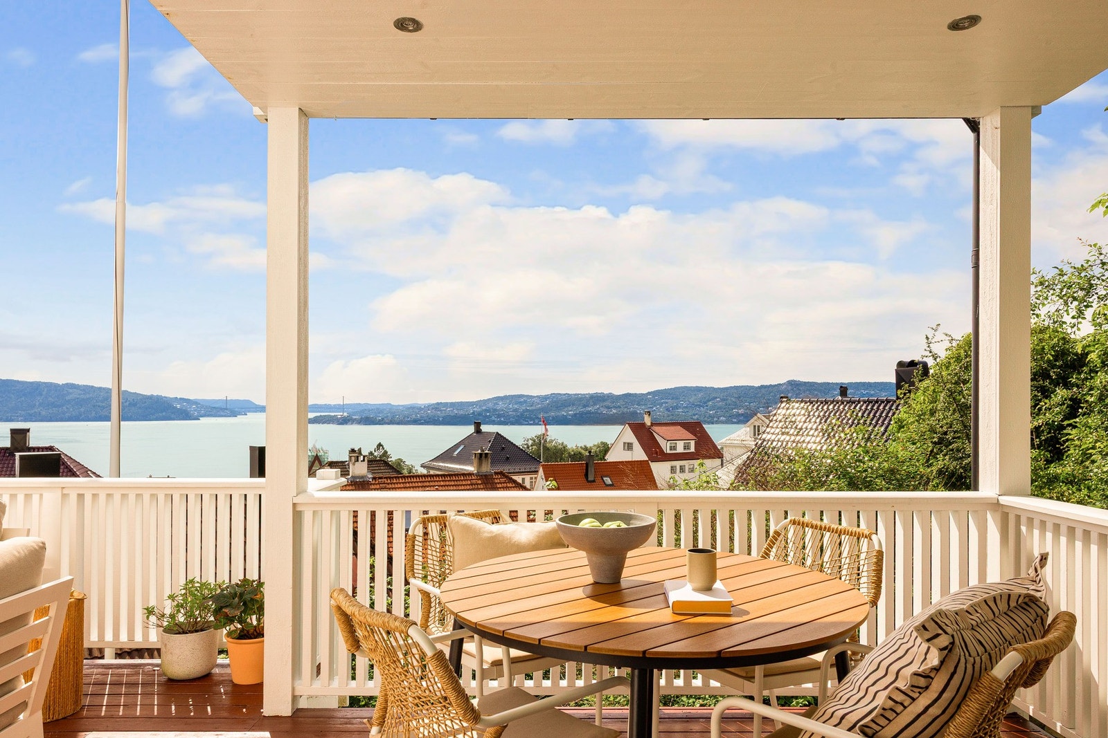 Her kan du nyte svært gode solforhold fra sent på formiddagen til solen går ned over Askøy på sommerstid. Galleribilde