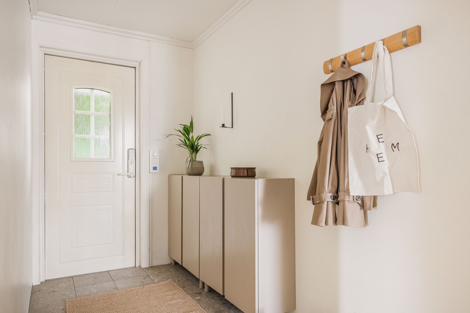Velkommen inn i en praktisk entré med flislagt gulv og varmekabler som gir en lun velkomst. Galleribilde