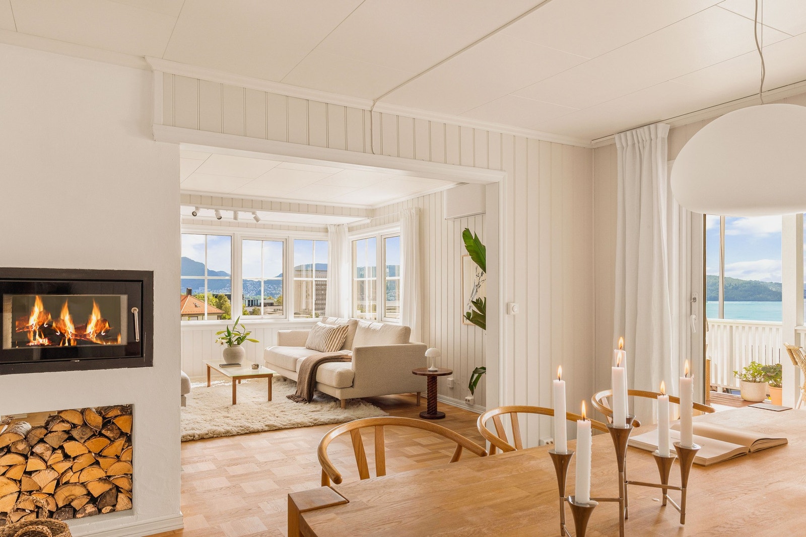 Moderne selveierleilighet med fantastisk utsikt, stor vestvendt terrasse og svært gode solforhold! Galleribilde