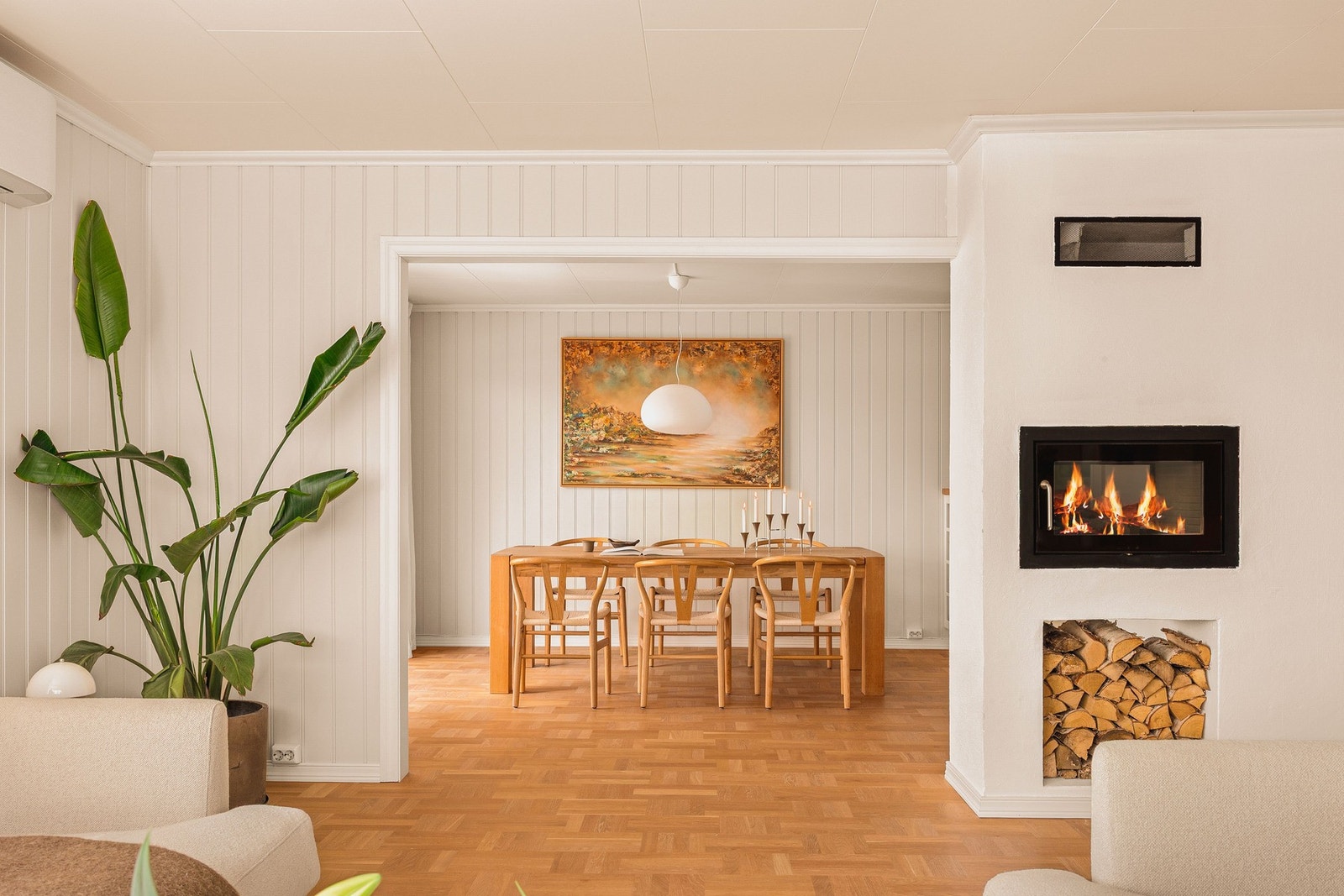 Spiseplassen har en naturlig plassering mellom kjøkken og stue, med god plass til et stort spisebord for både hverdagsmiddager og hyggelige sammenkomster med familie og venner. Galleribilde